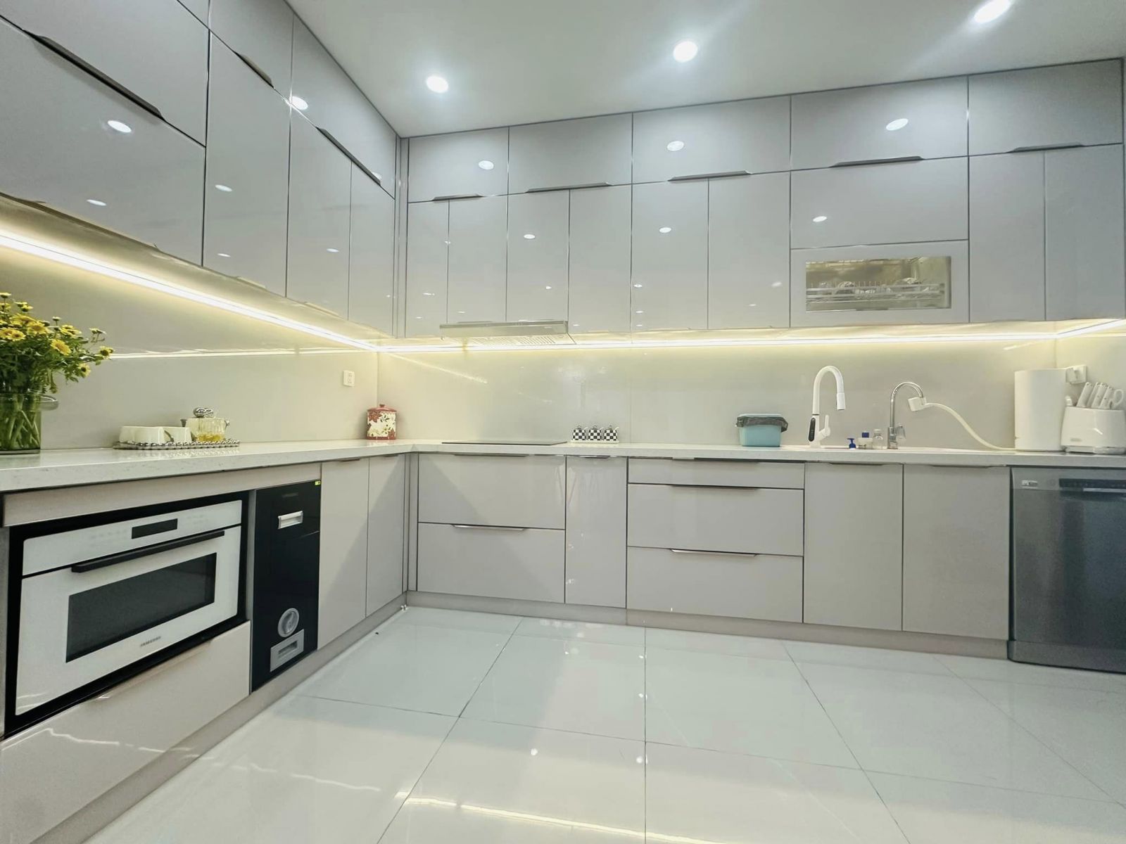 bep inox canh kinh dep 
